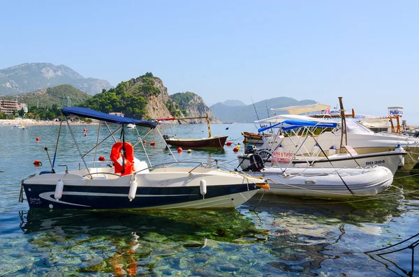Pleziervaartuigen in de waterfront in resort stad van Petrovac, Montenegro — Stockfoto