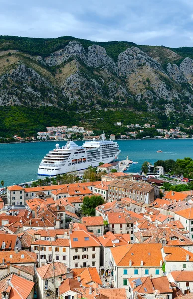 Vista superior da cidade velha e navio de cruzeiro na Baía de Kotor, Montenegro — Fotografia de Stock