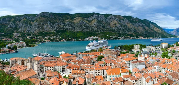 Vista superior da cidade velha e navio de cruzeiro em Bay of Kotor, Montenegro — Fotografia de Stock