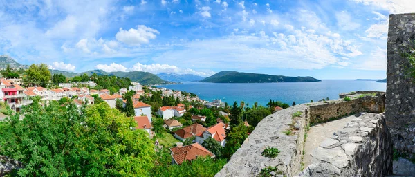Vista panorâmica de Herceg Novi e da Baía da muralha da fortaleza — Fotografia de Stock