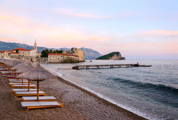 Stranden nära gamla stan i solnedgången, Budva, Montenegro — Stockfoto