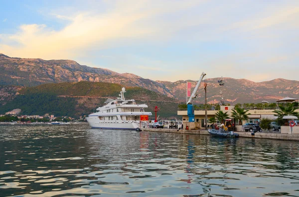 Pleasure yacht at the pier of Dukley Marina in Budva, Montenegro — Stock Photo, Image