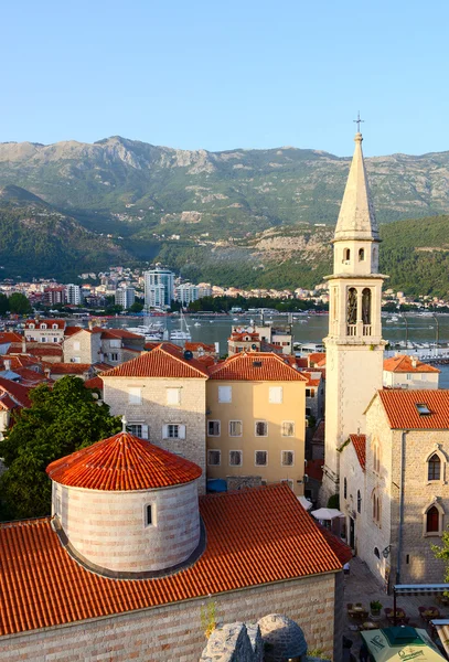 Vista superior del casco antiguo y la catedral de San Juan Bautista, Budva — Foto de Stock