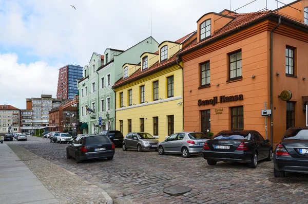 Klaipeda gatan i gamla stan, i bakgrunden - en höghus om hotellet "Amberton Klaipeda" — Stockfoto