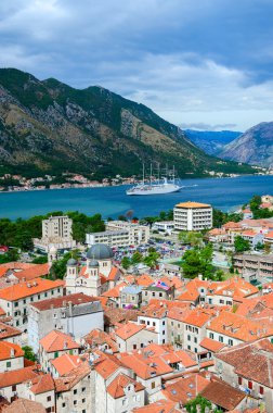 Üst görüntülemek eski şehir ve yat Körfezi Kotor, Karadağ '