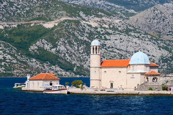 Church on the island of Virgin Mary on the reef (the island of O — Stock Photo, Image