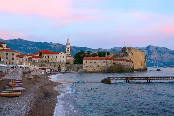 Kvällen syn på stranden i den gamla stadsdelen av Budva, Montenegro — Stockfoto