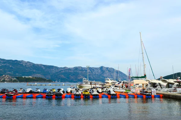 Zevk tekneler ve yatlar Budva, Karadağ beldesi sahildeki iskelede — Stok fotoğraf