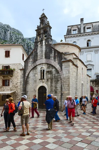Группа туристов возле церкви Св. Луки, Котор, Черногория — стоковое фото