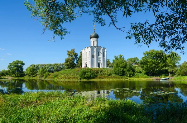 Iglesia de intercesión en Nerl cerca de la aldea Bogolyubovo, Rusia —  Fotos de Stock