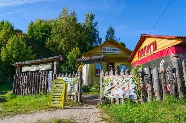 Tienda de recuerdos en la fuente de St. Ilya Muromets en Karacharovo, Rusia — Foto de Stock