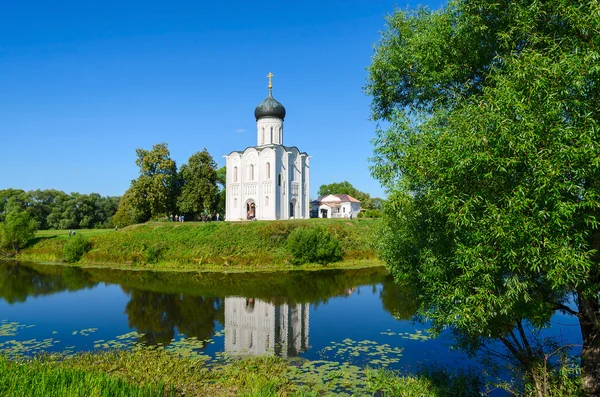 Iglesia de la intercesión en el Nerl cerca de la aldea Bogolubovo, Rusia —  Fotos de Stock