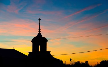 Renkli günbatımı karşı kilise silüeti