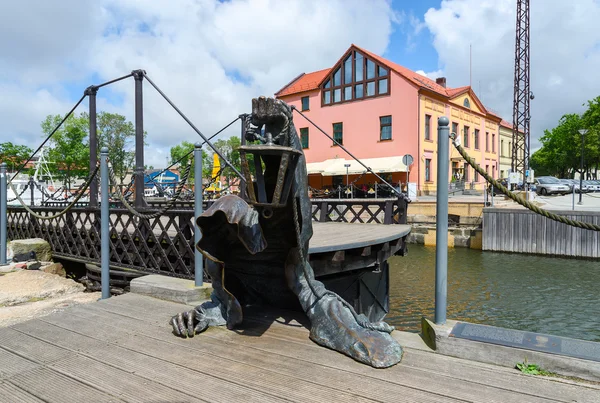 Скульптура "Черный призрак" возле кованого свингового моста, Клайпеда, Литва — стоковое фото