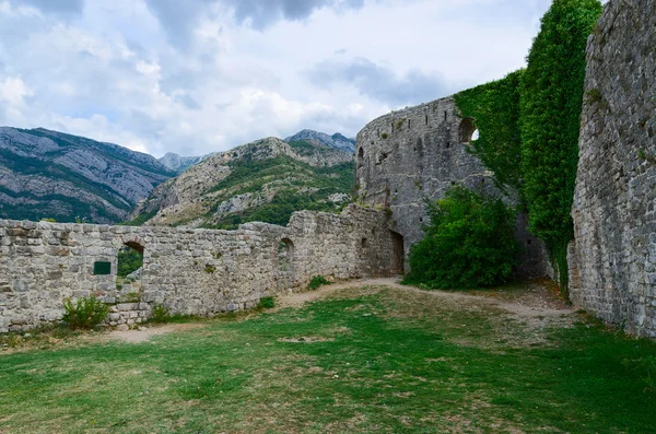 Väggarna i citadellet med utsikt över bergen, Old Bar, Montenegro — Stockfoto