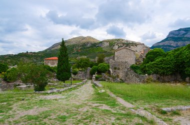 Kale duvarları kalıntıları manzaralı Dağları, eski Bar, Karadağ