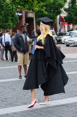 Öğrenci-graduate Avrupa Beşeri Bilimler üniversite üzerinde Belediye Squre Vilnius, Litvanya