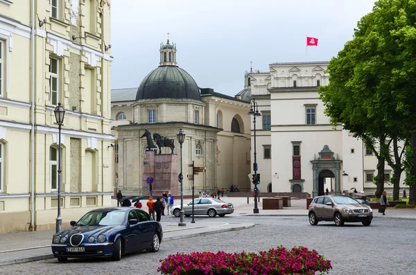 Salida a la Plaza de la Catedral en el casco antiguo de Vilna — Foto de Stock