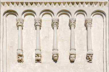Kilise ile taş duvar parçası 