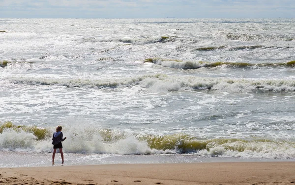 Das Mädchen am Ufer der unruhigen Ostsee — Stockfoto