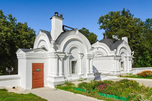 Bibliothek auf dem Territorium der Kathedrale Mariä Himmelfahrt, Wladimir, Russland — Stockfoto