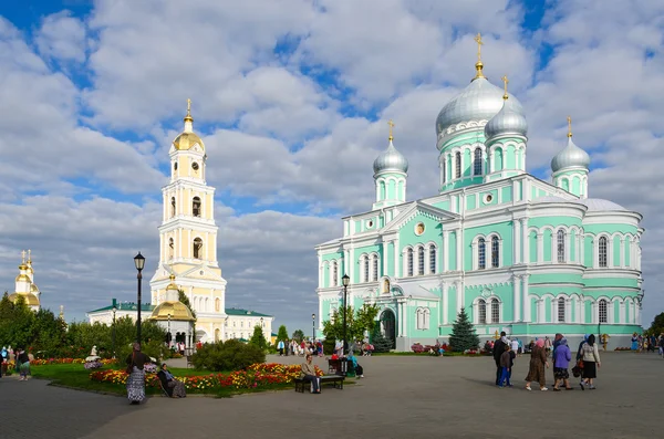 Praça da Catedral na Santíssima Trindade Mosteiro de Seraphim-Diveevo, Diveevo, Rússia — Fotografia de Stock