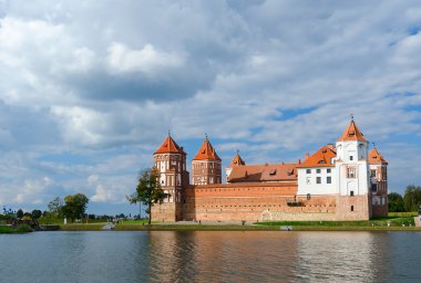 Belarus. Mir Castle, göletten