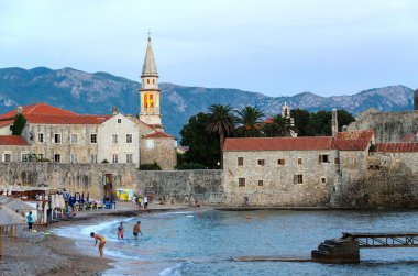 Akşam görünümü Beach eski şehir Budva, Karadağ