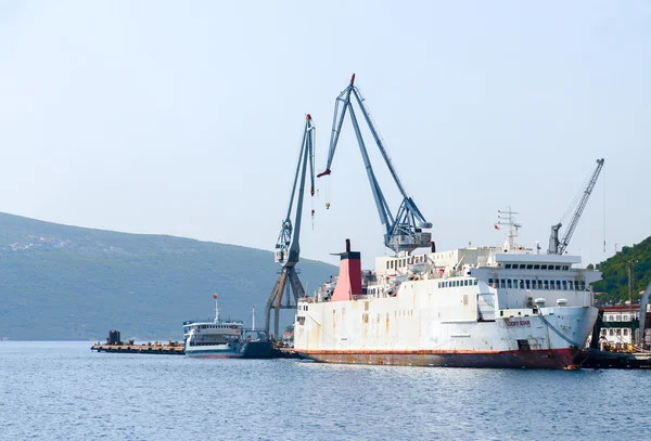 Schiffsreparaturwerk Bijela, die Bucht von Kotor, Montenegro — Stockfoto