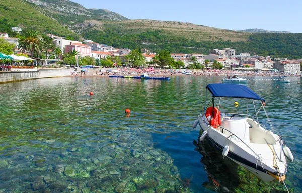 Boot am Kai des Kurortes Petrovac, Montenegro — Stockfoto
