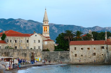 Akşam görünümü eski şehir, Budva, Karadağ ve plaj