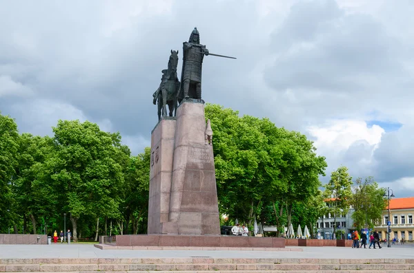 在大教堂广场上，立陶宛维尔纽斯的大公爵崭露头角的纪念碑 — 图库照片
