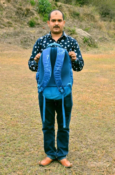 Faixa Azul Nos Hnads Homem Floresta Himachal Pradesh Indi — Fotografia de Stock