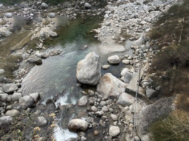 Kangra Distt Himachal Pradesh Hindistan 07 'deki taşlarla birlikte güzel bir su akışı.