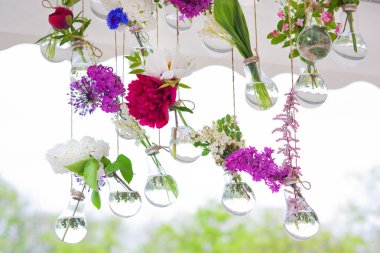 Çiçekler bir cam vazo içinde a nikah eğlenti asılı