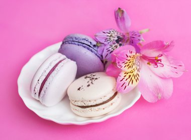 Mavi, sarı ve mor Fransızca macaroons