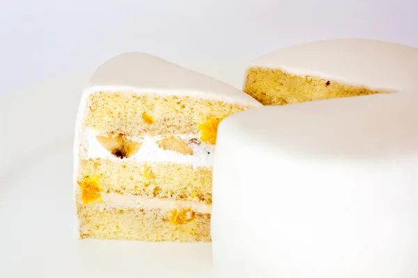 Kek ışık arka plan üzerine krema beyaz dilim