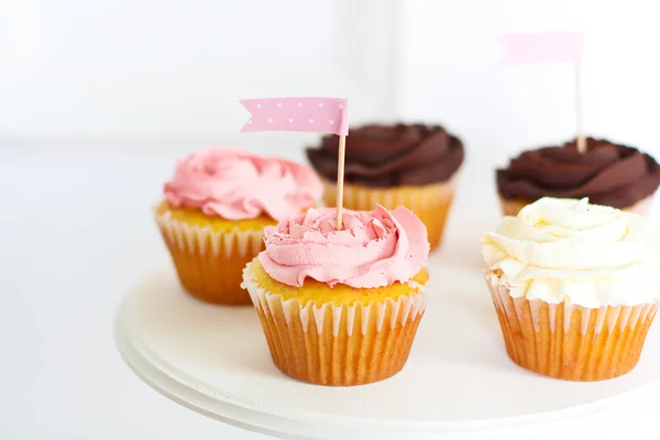 Cupcakes met vlaggen op witte achtergrond — Stockfoto