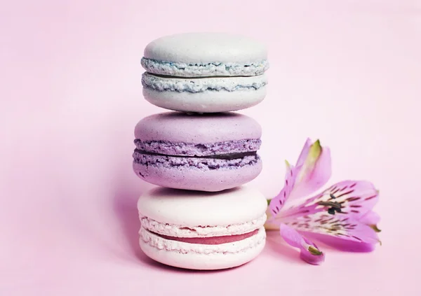 Mavi, sarı ve mor Fransızca macaroons