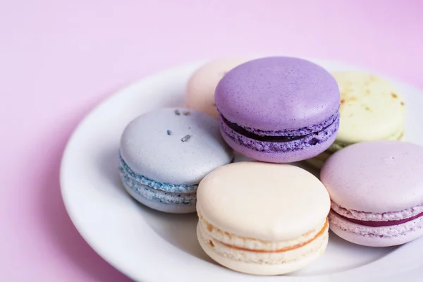 Macarons français en bleu, jaune et violet — Photo