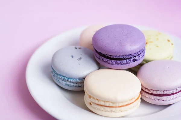 Macarrones franceses en azul, amarillo y púrpura — Foto de Stock