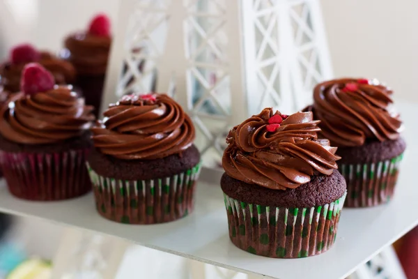 Chocolade cupcakes op stand ingericht — Stockfoto