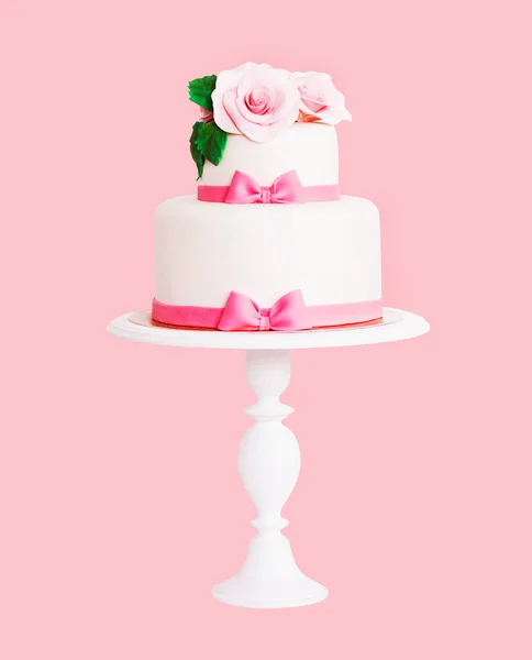 Güller ve beyaz stand yay ile süslü pasta