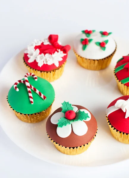 Pastelitos de gomitas decorados en plato blanco —  Fotos de Stock