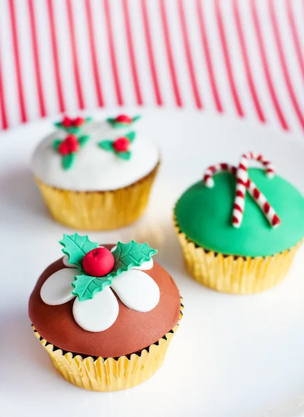 Drei verzierte Gummiteig-Cupcakes auf weißem Teller — Stockfoto