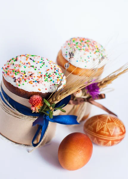 Pasteles de Pascua decorados con arcos aislados —  Fotos de Stock