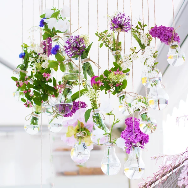 Bahar çiçekleri ampuller içinde a nikah eğlenti asmak