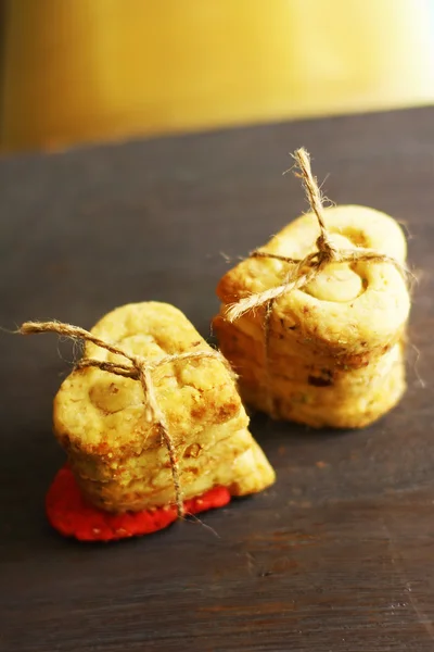 Ahşap arka plan üzerinde sarı kalp şeklinde tanımlama eğildi