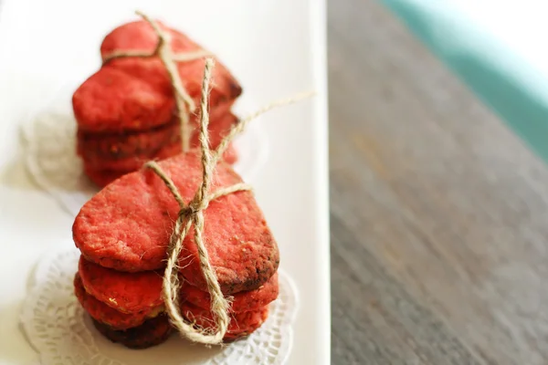 Beyaz plaka üzerinde kırmızı kalp şeklinde tanımlama eğildi