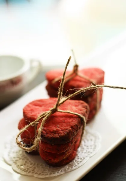 Beyaz plaka üzerinde kırmızı kalp şeklinde tanımlama eğildi